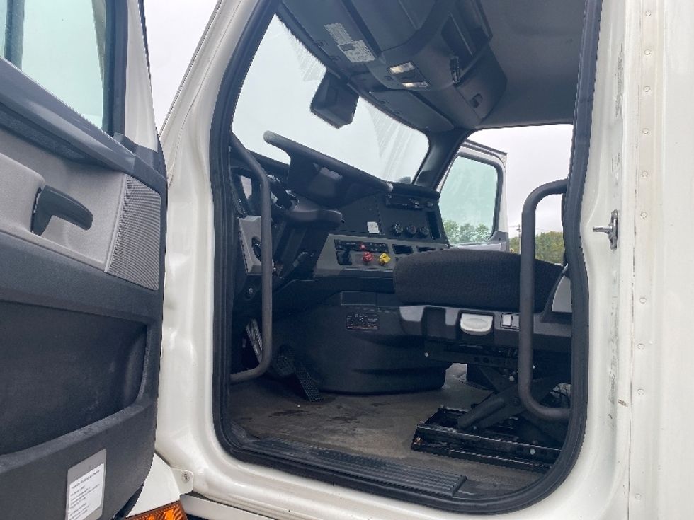 Day Cab Tractor-Heavy Duty Tractors-Freightliner-2021-T12664ST-Binghamton-NY-276,272\n\t\tmiles-$ 63,750 - Image 9