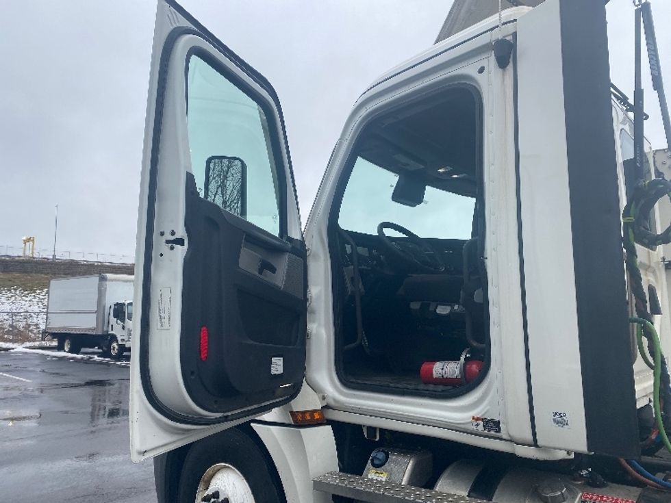 Day Cab Tractor-Heavy Duty Tractors-Freightliner-2021-T12664ST-Binghamton-NY-320,220\n\t\tmiles-$ 53,250 - Image 9