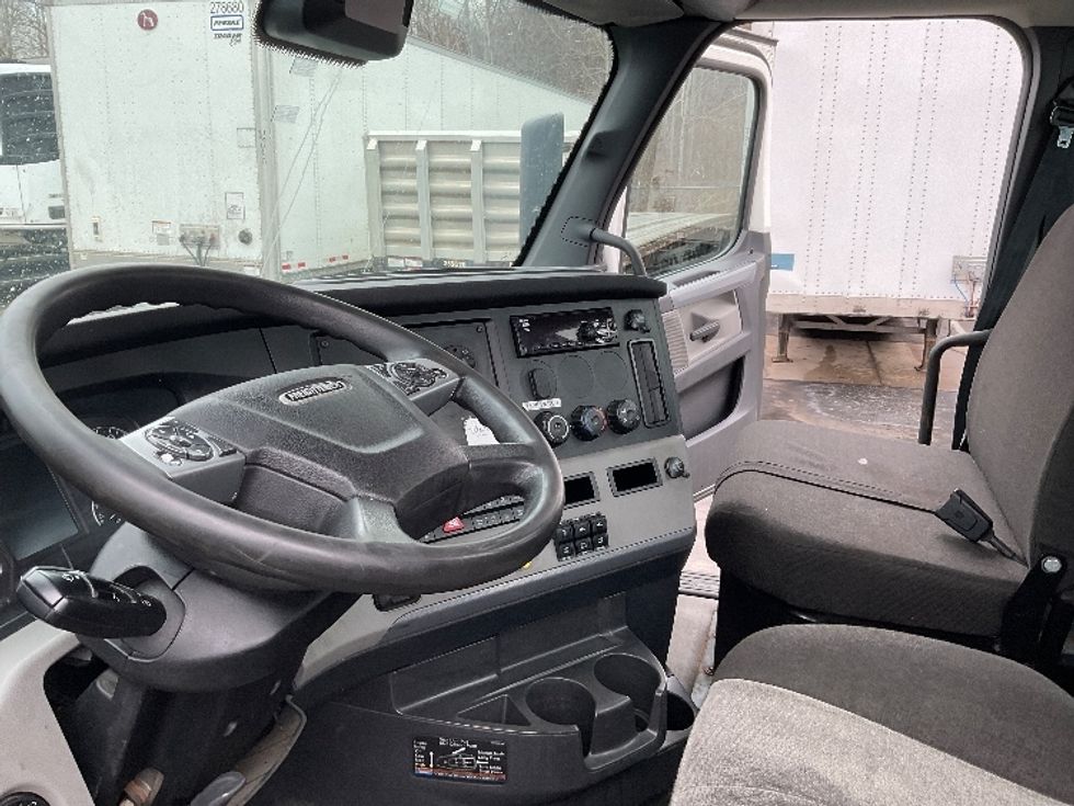 Day Cab Tractor-Heavy Duty Tractors-Freightliner-2021-T12664ST-Binghamton-NY-381,156\n\t\tmiles-$ 50,250 - Image 10