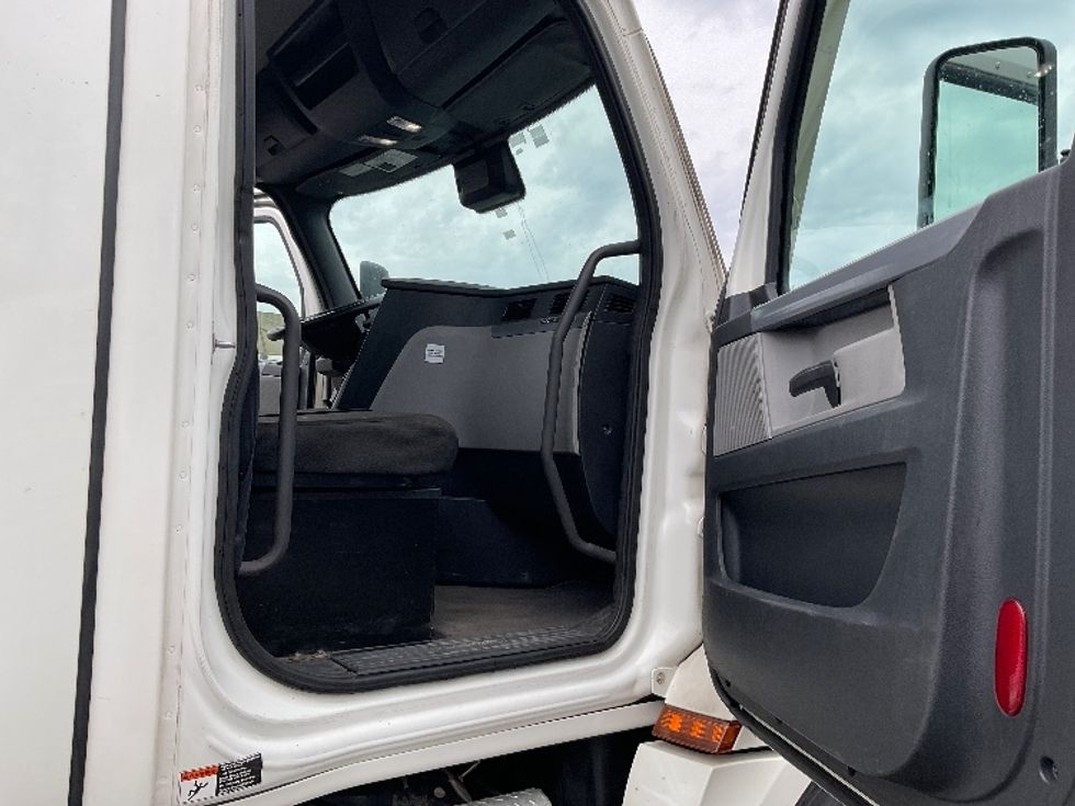 Day Cab Tractor-Heavy Duty Tractors-Freightliner-2021-T12664ST-Binghamton-NY-381,156\n\t\tmiles-$ 50,250 - Image 12