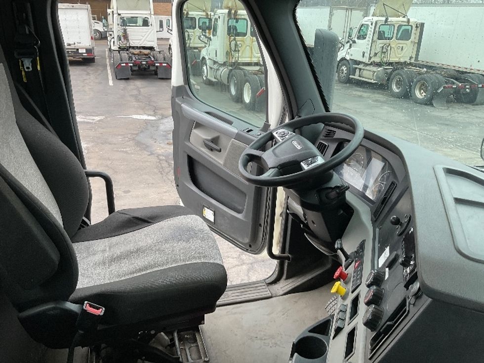 Day Cab Tractor-Heavy Duty Tractors-Freightliner-2021-T12664ST-Binghamton-NY-381,156\n\t\tmiles-$ 50,250 - Image 14