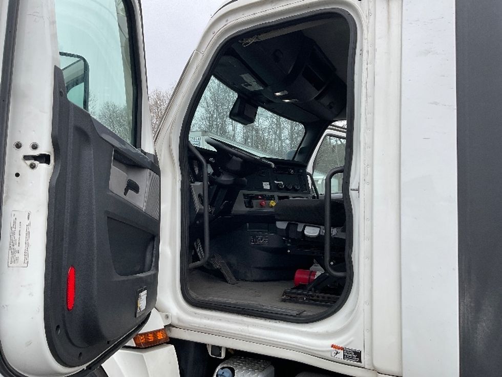 Day Cab Tractor-Heavy Duty Tractors-Freightliner-2021-T12664ST-Binghamton-NY-381,156\n\t\tmiles-$ 50,250 - Image 9