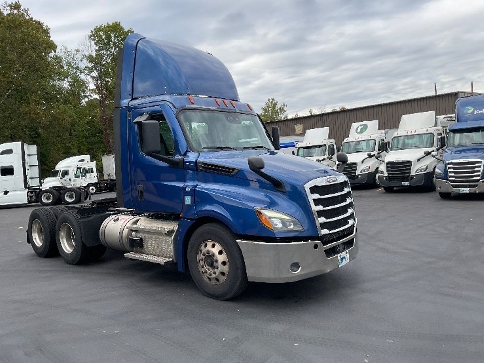 Day Cab Tractor-Heavy Duty Tractors-Freightliner-2021-T12664ST-Bloomington-IN-356,535\n\t\tmiles-$ 60,500 - Image 1