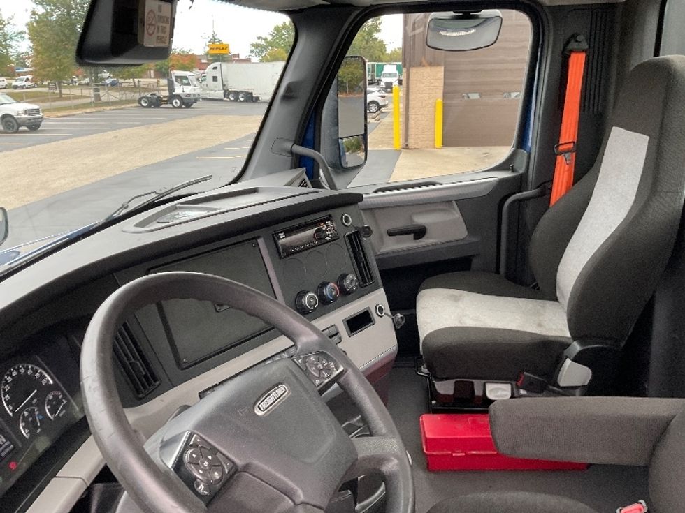 Day Cab Tractor-Heavy Duty Tractors-Freightliner-2021-T12664ST-Bloomington-IN-356,535\n\t\tmiles-$ 60,500 - Image 10