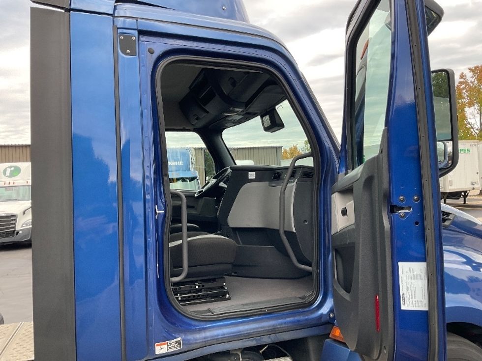 Day Cab Tractor-Heavy Duty Tractors-Freightliner-2021-T12664ST-Bloomington-IN-356,535\n\t\tmiles-$ 60,500 - Image 12