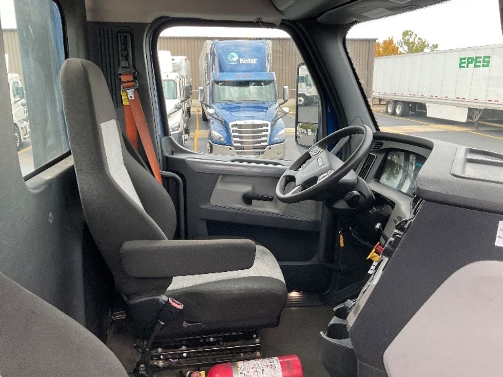 Day Cab Tractor-Heavy Duty Tractors-Freightliner-2021-T12664ST-Bloomington-IN-356,535\n\t\tmiles-$ 60,500 - Image 14