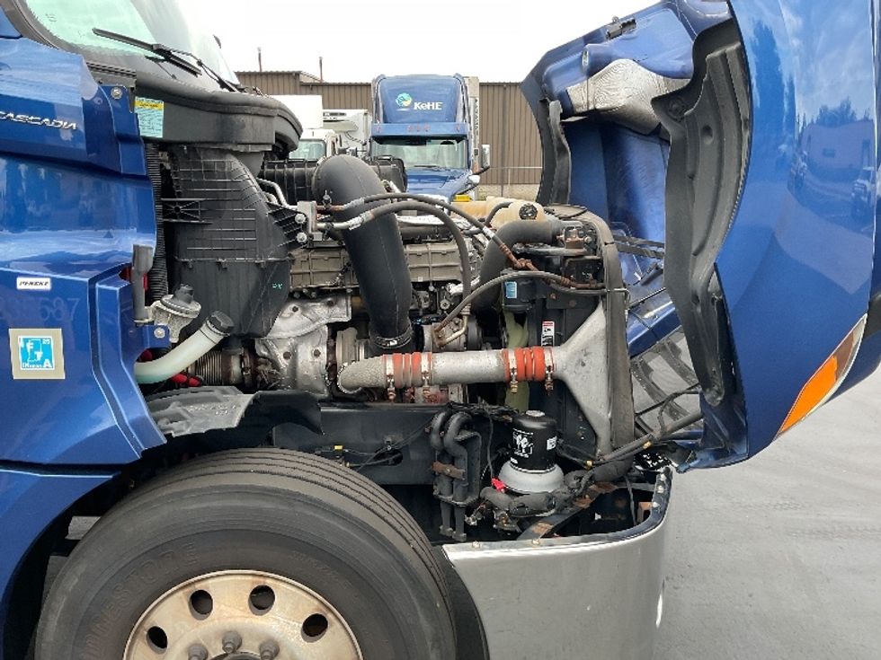 Day Cab Tractor-Heavy Duty Tractors-Freightliner-2021-T12664ST-Bloomington-IN-356,535\n\t\tmiles-$ 60,500 - Image 15