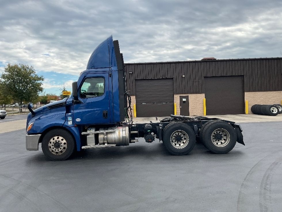 Day Cab Tractor-Heavy Duty Tractors-Freightliner-2021-T12664ST-Bloomington-IN-356,535\n\t\tmiles-$ 60,500 - Image 4