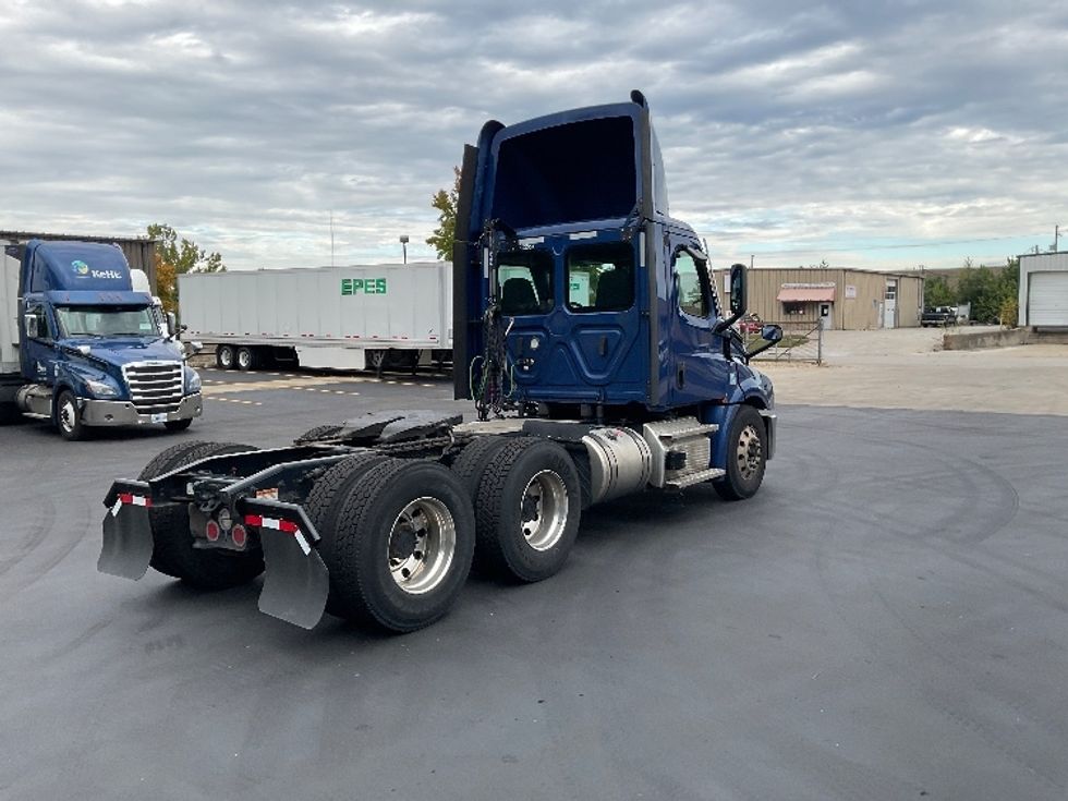 Day Cab Tractor-Heavy Duty Tractors-Freightliner-2021-T12664ST-Bloomington-IN-356,535\n\t\tmiles-$ 60,500 - Image 7