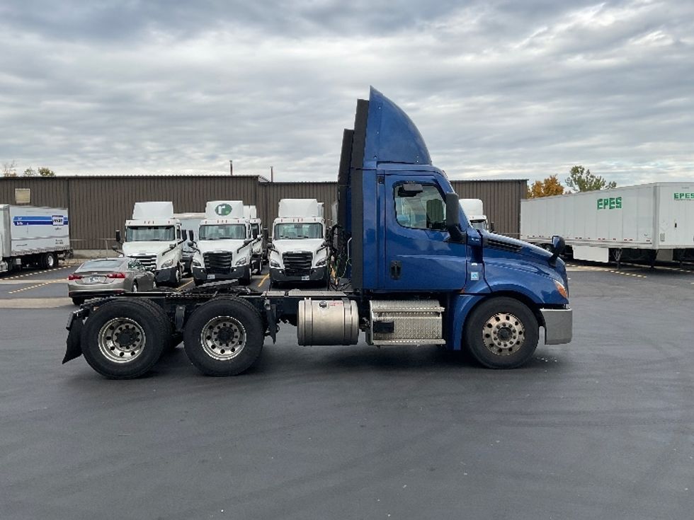 Day Cab Tractor-Heavy Duty Tractors-Freightliner-2021-T12664ST-Bloomington-IN-356,535\n\t\tmiles-$ 60,500 - Image 8