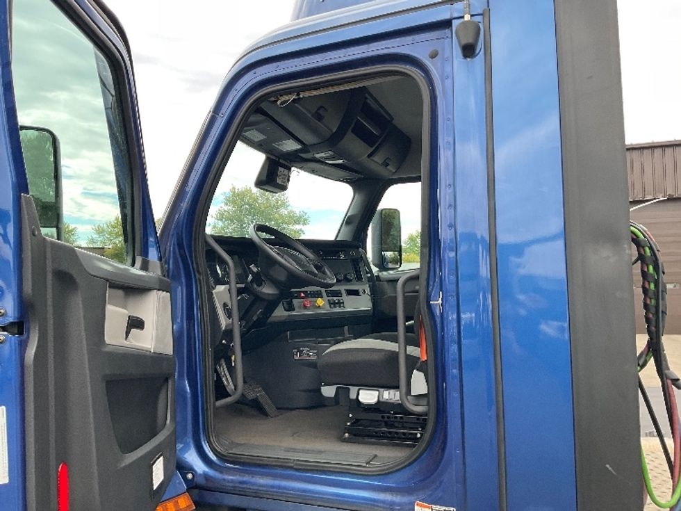 Day Cab Tractor-Heavy Duty Tractors-Freightliner-2021-T12664ST-Bloomington-IN-356,535\n\t\tmiles-$ 60,500 - Image 9