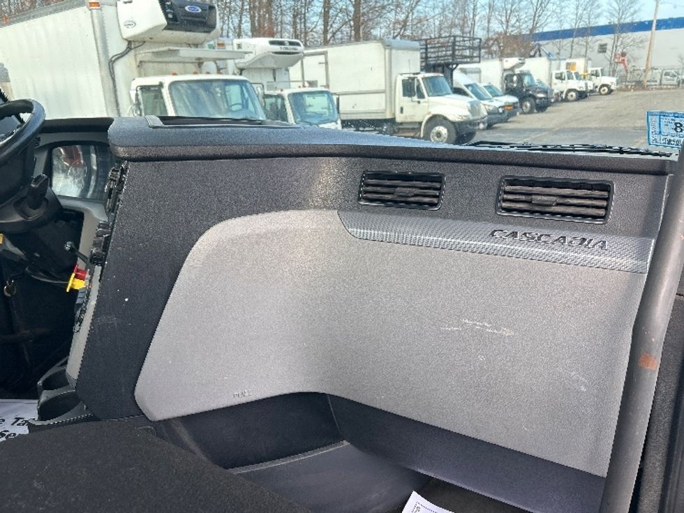 Day Cab Tractor-Heavy Duty Tractors-Freightliner-2021-T12664ST-Braintree-MA-358,326\n\t\tmiles-$ 51,250 - Image 13