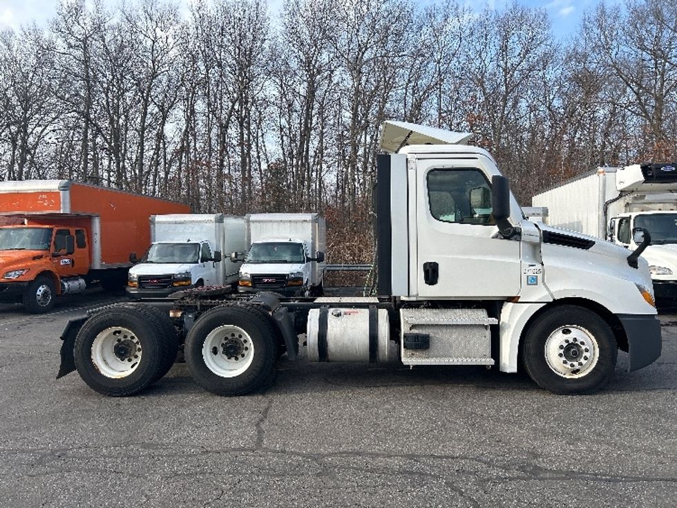 Day Cab Tractor-Heavy Duty Tractors-Freightliner-2021-T12664ST-Braintree-MA-358,326\n\t\tmiles-$ 51,250 - Image 8