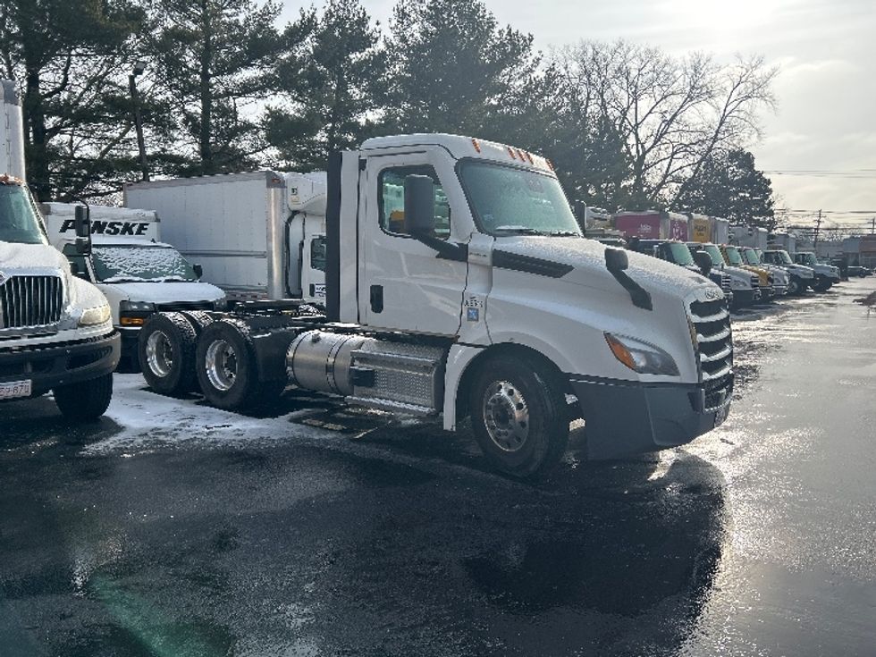 Day Cab Tractor-Heavy Duty Tractors-Freightliner-2021-T12664ST-Braintree-MA-6,555\n\t\tmiles-$ 67,750 - Image 1
