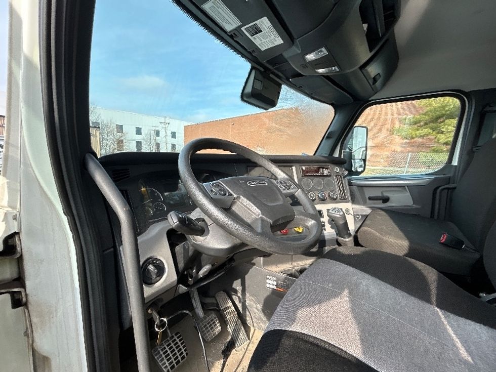 Day Cab Tractor-Heavy Duty Tractors-Freightliner-2021-T12664ST-Braintree-MA-6,555\n\t\tmiles-$ 67,750 - Image 10