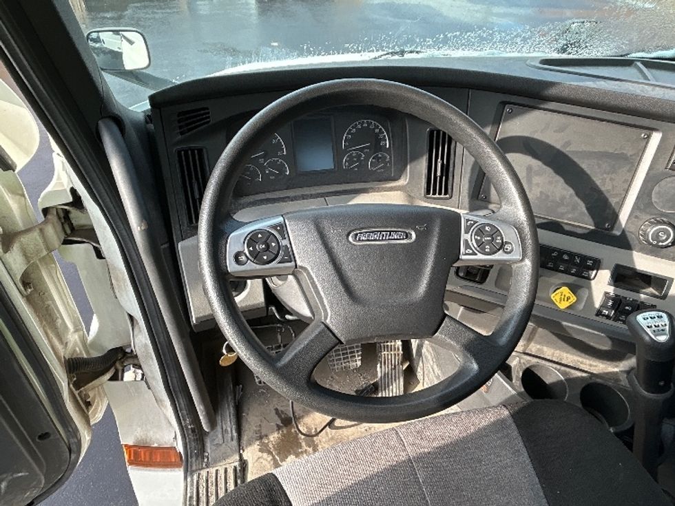 Day Cab Tractor-Heavy Duty Tractors-Freightliner-2021-T12664ST-Braintree-MA-6,555\n\t\tmiles-$ 67,750 - Image 11