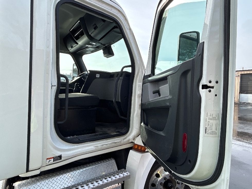 Day Cab Tractor-Heavy Duty Tractors-Freightliner-2021-T12664ST-Braintree-MA-6,555\n\t\tmiles-$ 67,750 - Image 12