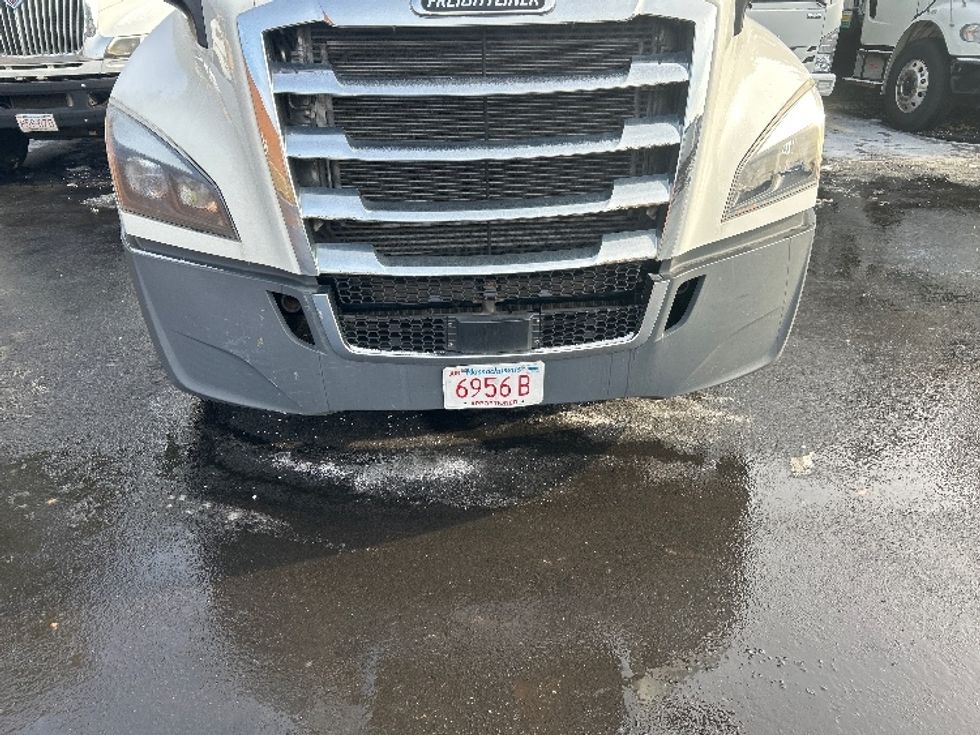 Day Cab Tractor-Heavy Duty Tractors-Freightliner-2021-T12664ST-Braintree-MA-6,555\n\t\tmiles-$ 67,750 - Image 19