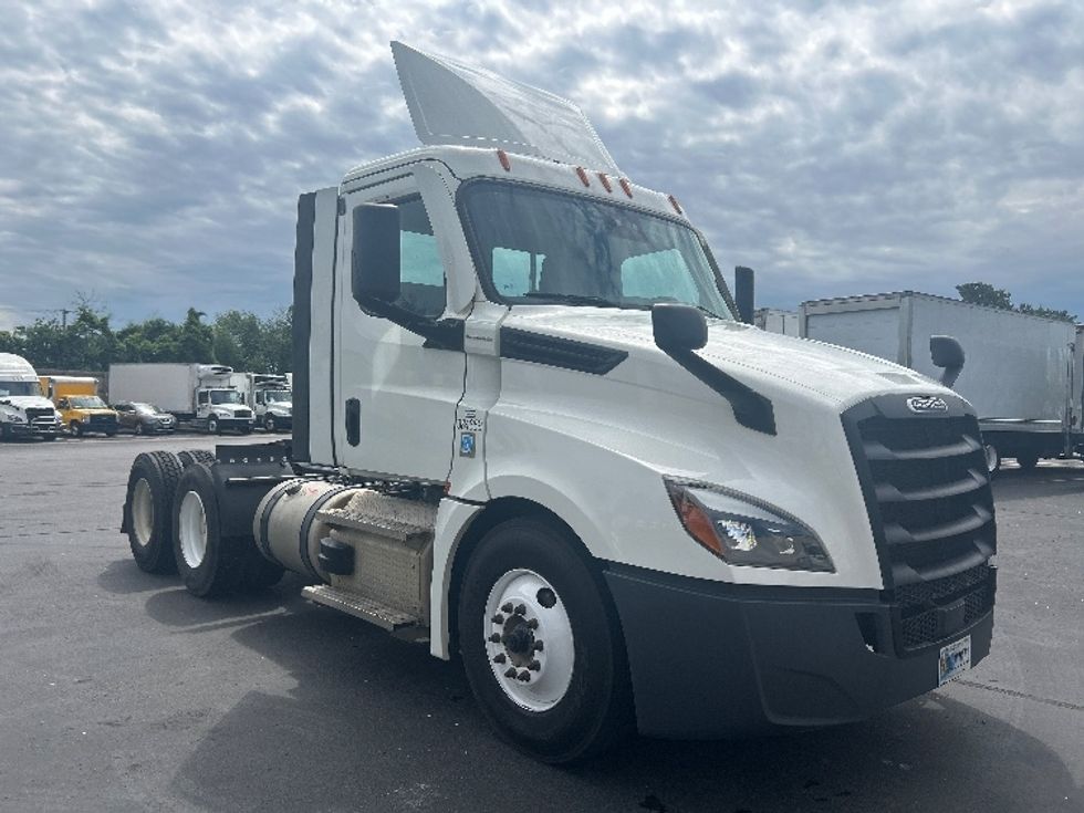 Day Cab Tractor-Heavy Duty Tractors-Freightliner-2021-T12664ST-Brooklyn Park-MN-196,899\n\t\tmiles-$ 68,000 - Image 1
