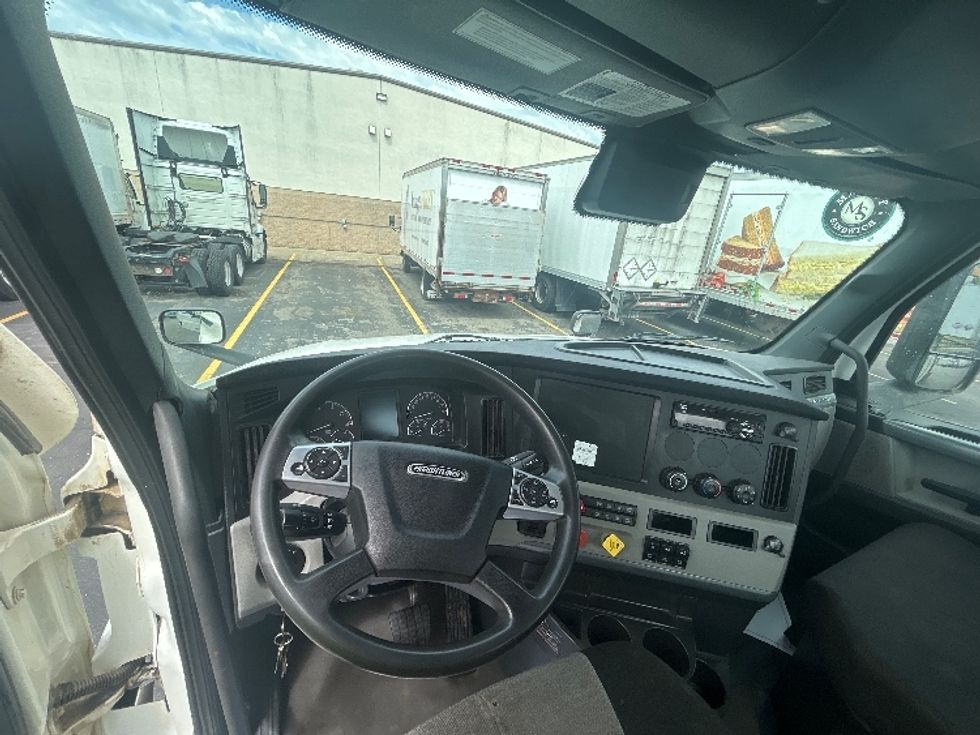 Day Cab Tractor-Heavy Duty Tractors-Freightliner-2021-T12664ST-Brooklyn Park-MN-196,899\n\t\tmiles-$ 68,000 - Image 11