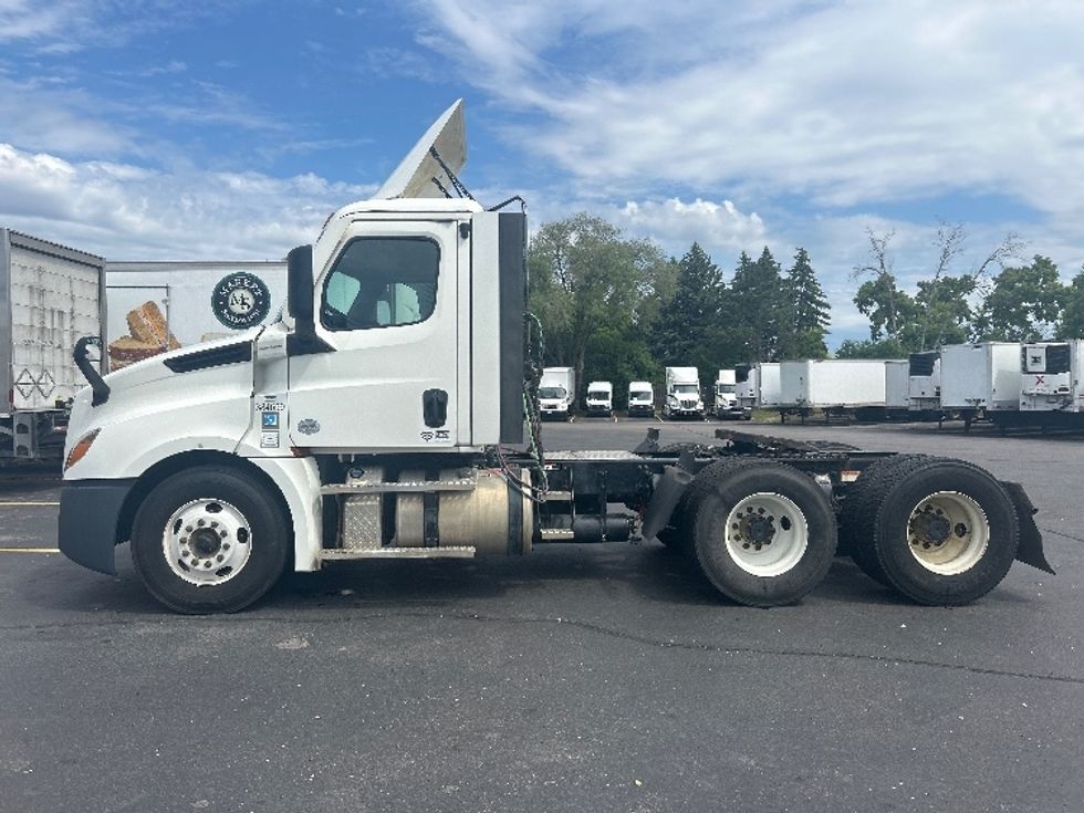 Day Cab Tractor-Heavy Duty Tractors-Freightliner-2021-T12664ST-Brooklyn Park-MN-196,899\n\t\tmiles-$ 68,000 - Image 4