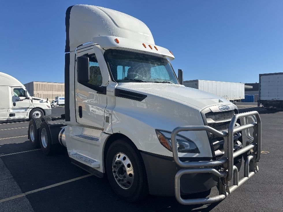 Day Cab Tractor-Heavy Duty Tractors-Freightliner-2021-T12664ST-Brooklyn Park-MN-329,189\n\t\tmiles-$ 61,500 - Image 1