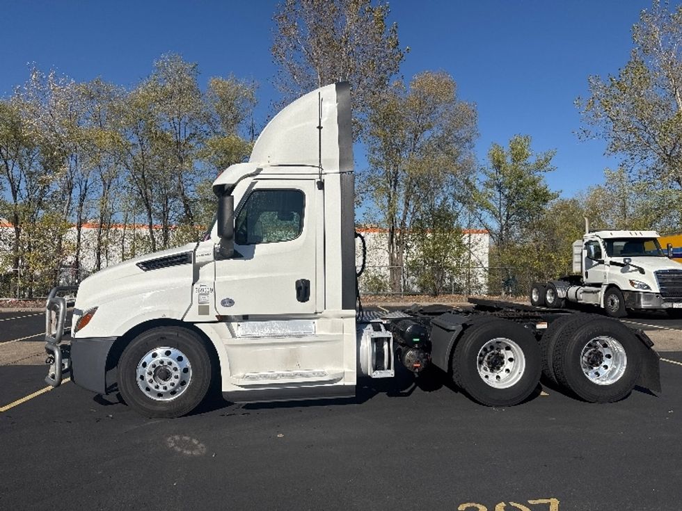 Day Cab Tractor-Heavy Duty Tractors-Freightliner-2021-T12664ST-Brooklyn Park-MN-329,189\n\t\tmiles-$ 61,500 - Image 4