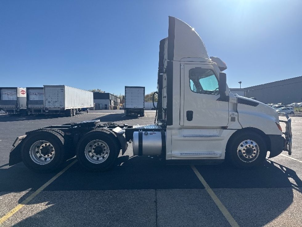 Day Cab Tractor-Heavy Duty Tractors-Freightliner-2021-T12664ST-Brooklyn Park-MN-329,189\n\t\tmiles-$ 61,500 - Image 8