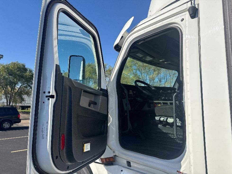 Day Cab Tractor-Heavy Duty Tractors-Freightliner-2021-T12664ST-Brooklyn Park-MN-329,189\n\t\tmiles-$ 61,500 - Image 9