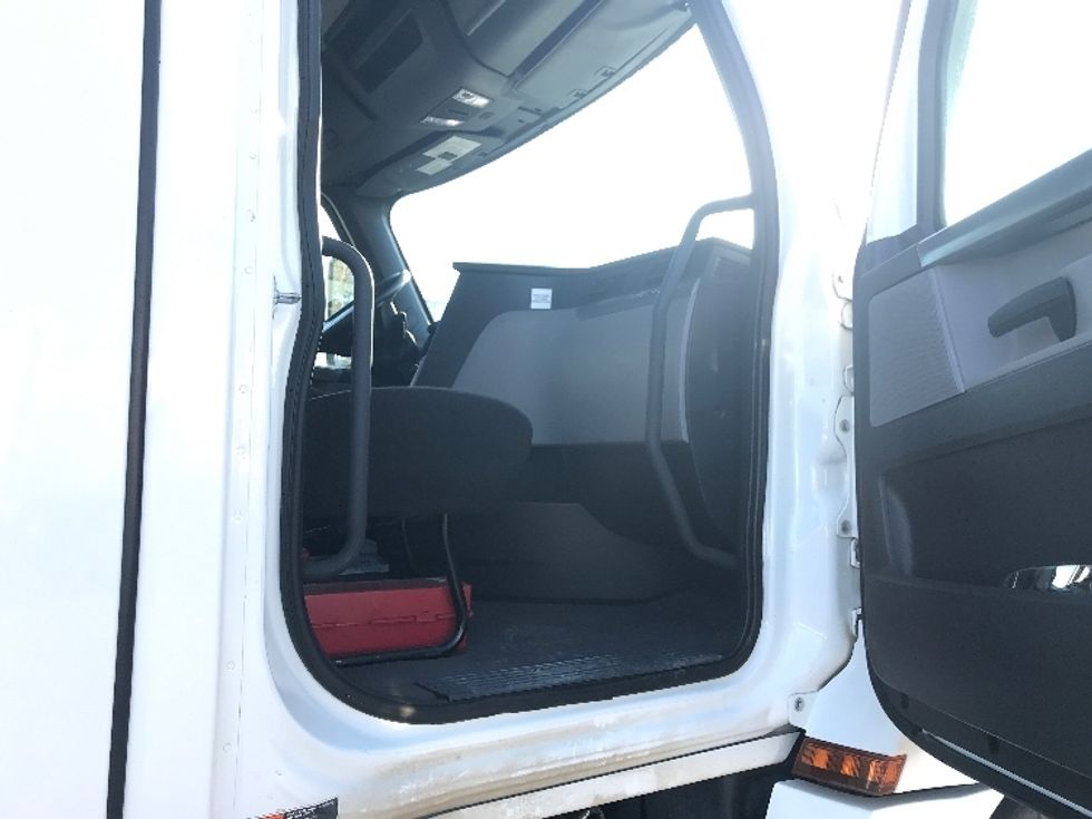 Day Cab Tractor-Heavy Duty Tractors-Freightliner-2021-T12664ST-Brooklyn Park-MN-458,256\n\t\tmiles-$ 66,750 - Image 12