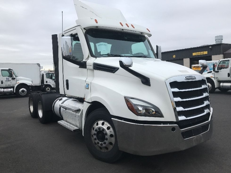 Day Cab Tractor-Heavy Duty Tractors-Freightliner-2021-T12664ST-Burlington-NJ-421,817\n\t\tmiles-$ 58,250 - Image 1