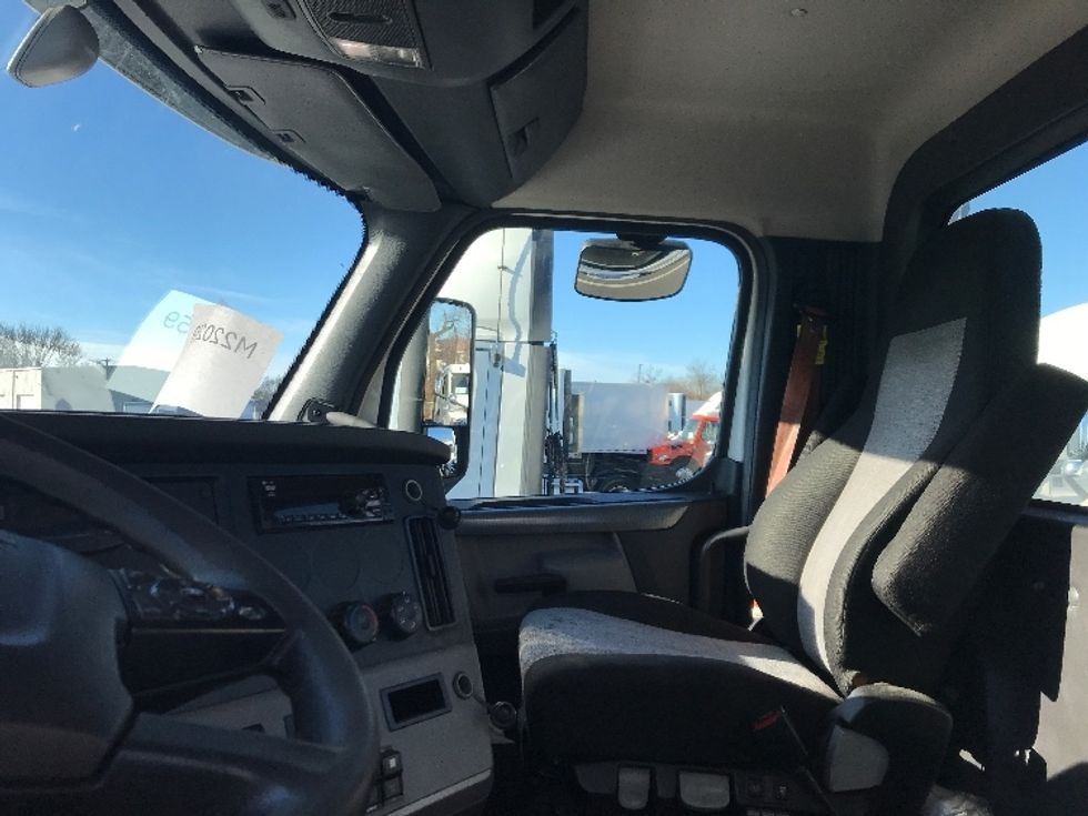 Day Cab Tractor-Heavy Duty Tractors-Freightliner-2021-T12664ST-Burlington-NJ-421,817\n\t\tmiles-$ 58,250 - Image 10