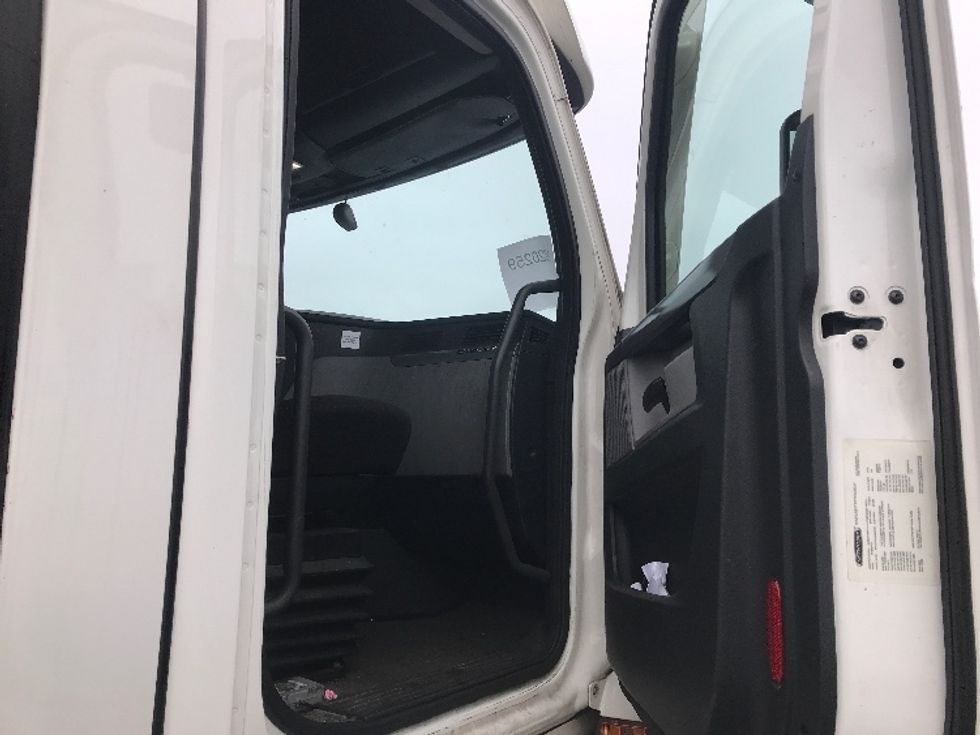 Day Cab Tractor-Heavy Duty Tractors-Freightliner-2021-T12664ST-Burlington-NJ-421,817\n\t\tmiles-$ 58,250 - Image 12