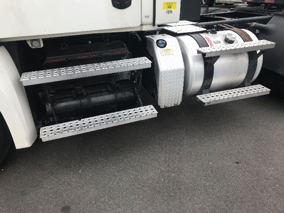 Day Cab Tractor-Heavy Duty Tractors-Freightliner-2021-T12664ST-Burlington-NJ-421,817\n\t\tmiles-$ 58,250 - Image 19