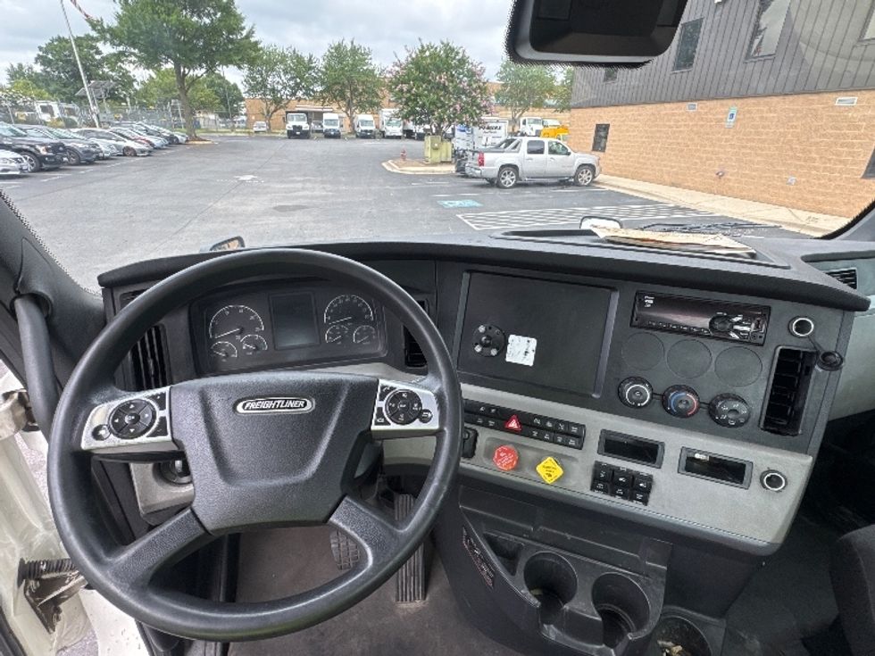 Day Cab Tractor-Heavy Duty Tractors-Freightliner-2021-T12664ST-Capitol Heights-MD-357,900\n\t\tmiles-$ 58,000 - Image 11
