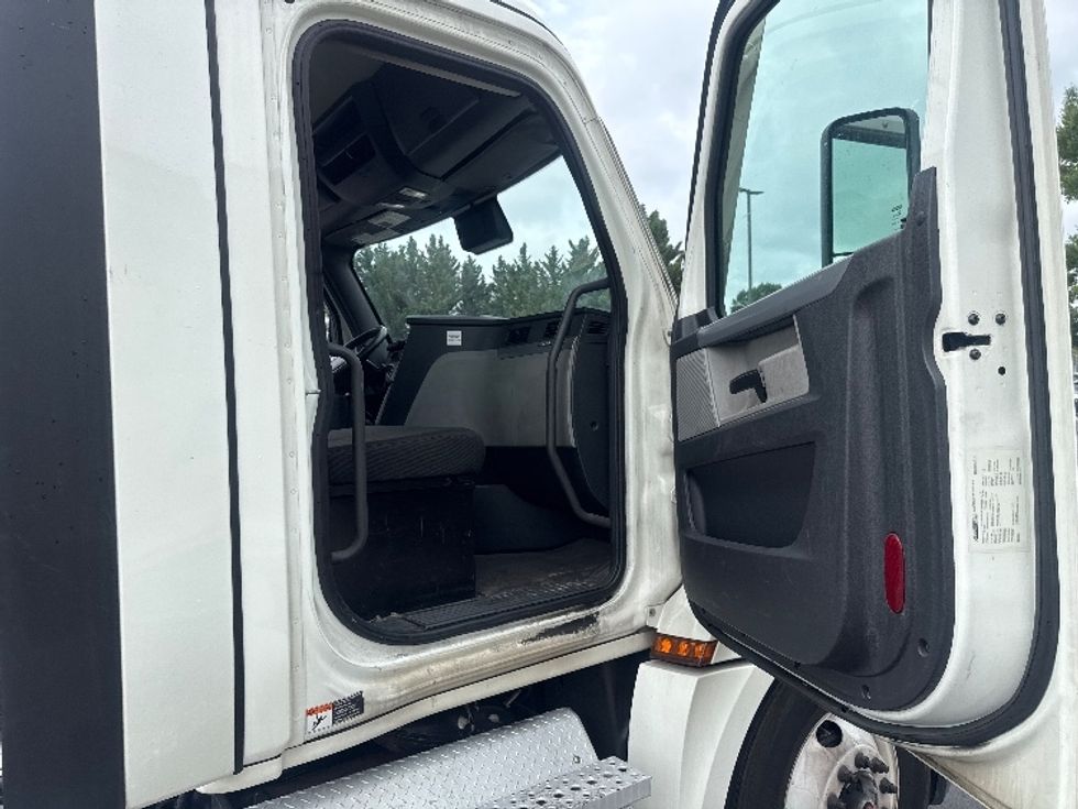 Day Cab Tractor-Heavy Duty Tractors-Freightliner-2021-T12664ST-Capitol Heights-MD-357,900\n\t\tmiles-$ 58,000 - Image 12