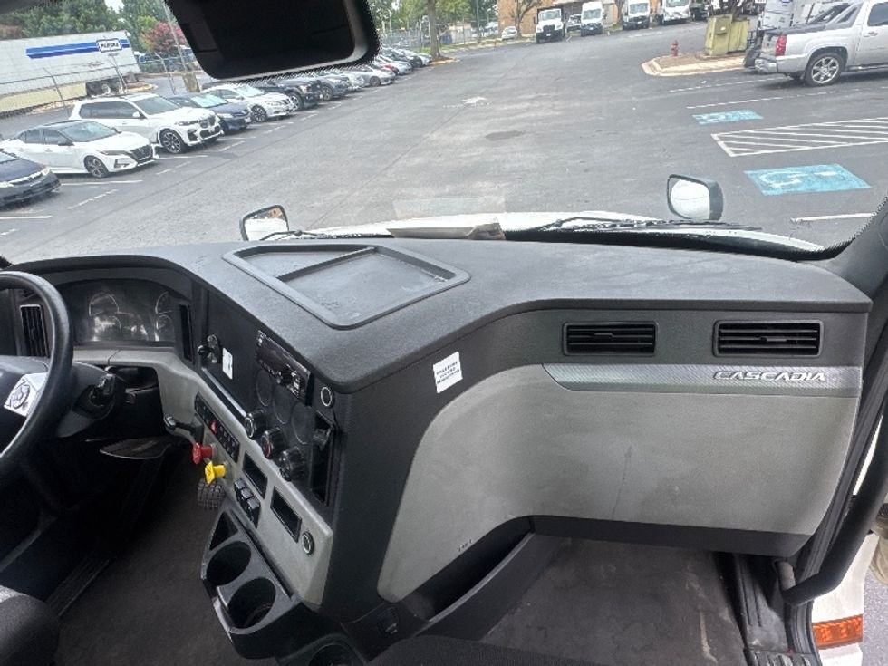 Day Cab Tractor-Heavy Duty Tractors-Freightliner-2021-T12664ST-Capitol Heights-MD-357,900\n\t\tmiles-$ 58,000 - Image 14
