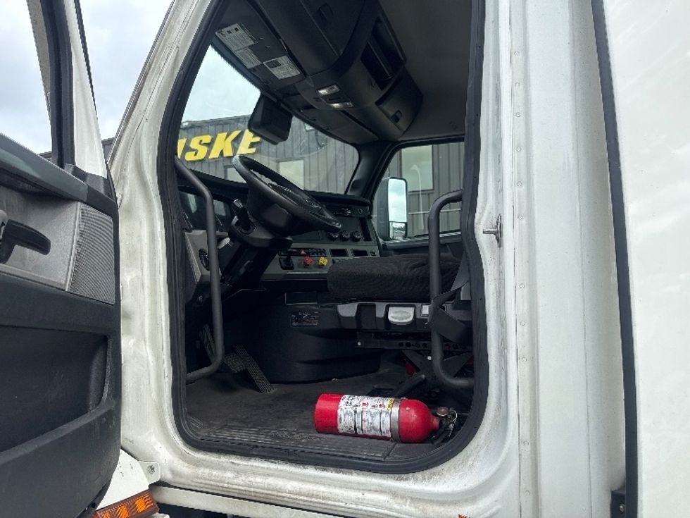 Day Cab Tractor-Heavy Duty Tractors-Freightliner-2021-T12664ST-Capitol Heights-MD-357,900\n\t\tmiles-$ 58,000 - Image 9
