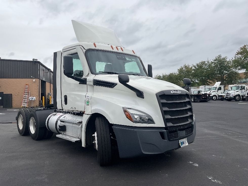 Day Cab Tractor-Heavy Duty Tractors-Freightliner-2021-T12664ST-Capitol Heights-MD-360,703\n\t\tmiles-$ 58,750 - Image 1