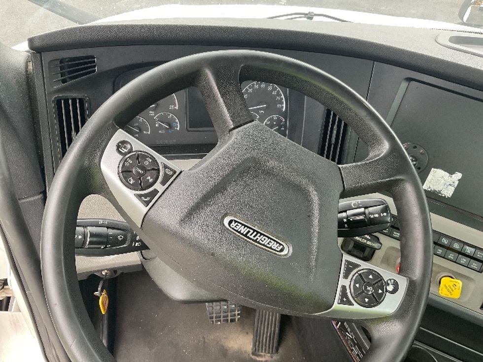Day Cab Tractor-Heavy Duty Tractors-Freightliner-2021-T12664ST-Capitol Heights-MD-360,703\n\t\tmiles-$ 58,750 - Image 11