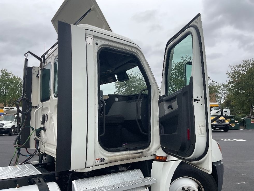 Day Cab Tractor-Heavy Duty Tractors-Freightliner-2021-T12664ST-Capitol Heights-MD-360,703\n\t\tmiles-$ 58,750 - Image 12
