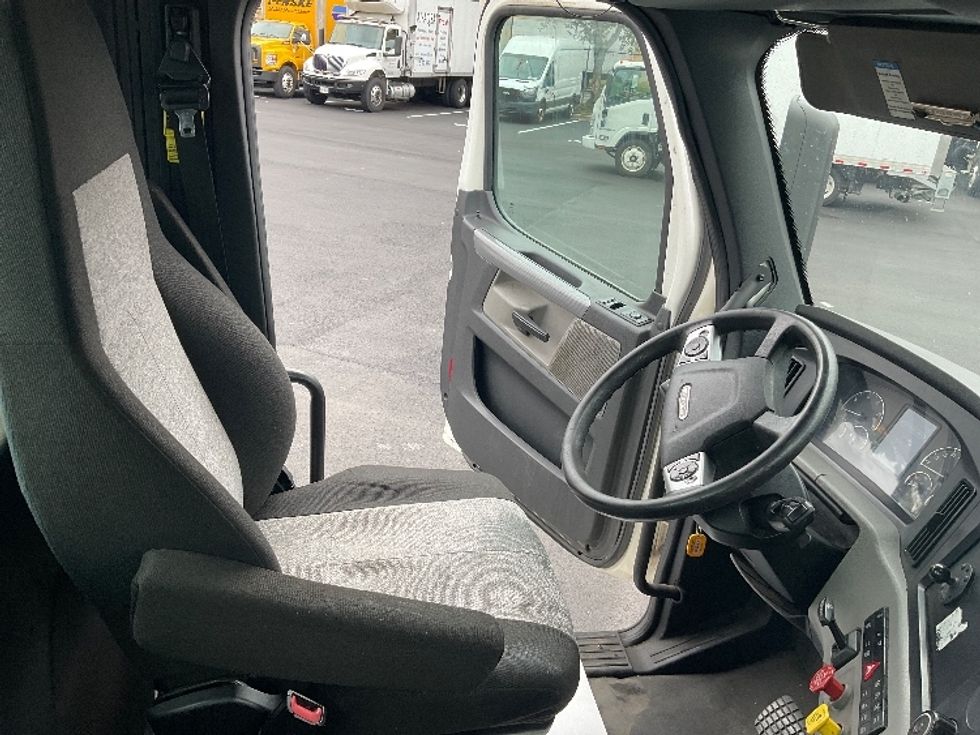 Day Cab Tractor-Heavy Duty Tractors-Freightliner-2021-T12664ST-Capitol Heights-MD-360,703\n\t\tmiles-$ 58,750 - Image 14