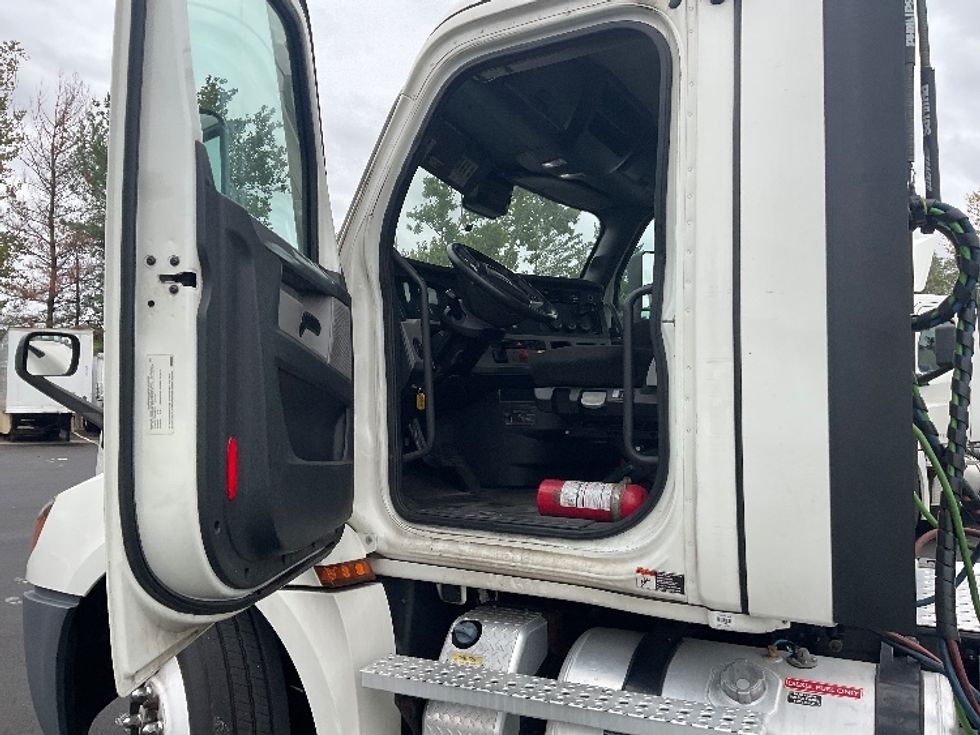 Day Cab Tractor-Heavy Duty Tractors-Freightliner-2021-T12664ST-Capitol Heights-MD-360,703\n\t\tmiles-$ 58,750 - Image 9