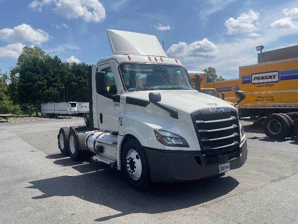 Day Cab Tractor-Heavy Duty Tractors-Freightliner-2021-T12664ST-Capitol Heights-MD-366,884\n\t\tmiles-$ 57,250 - Image 1