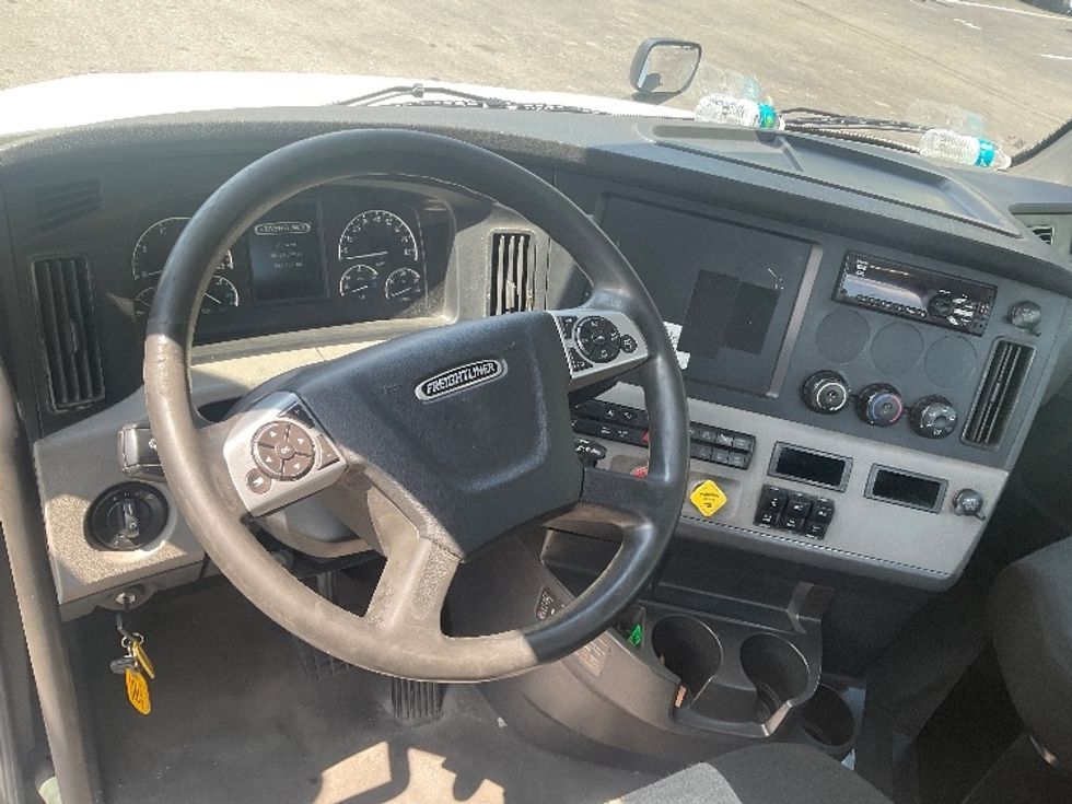 Day Cab Tractor-Heavy Duty Tractors-Freightliner-2021-T12664ST-Capitol Heights-MD-366,884\n\t\tmiles-$ 57,250 - Image 11