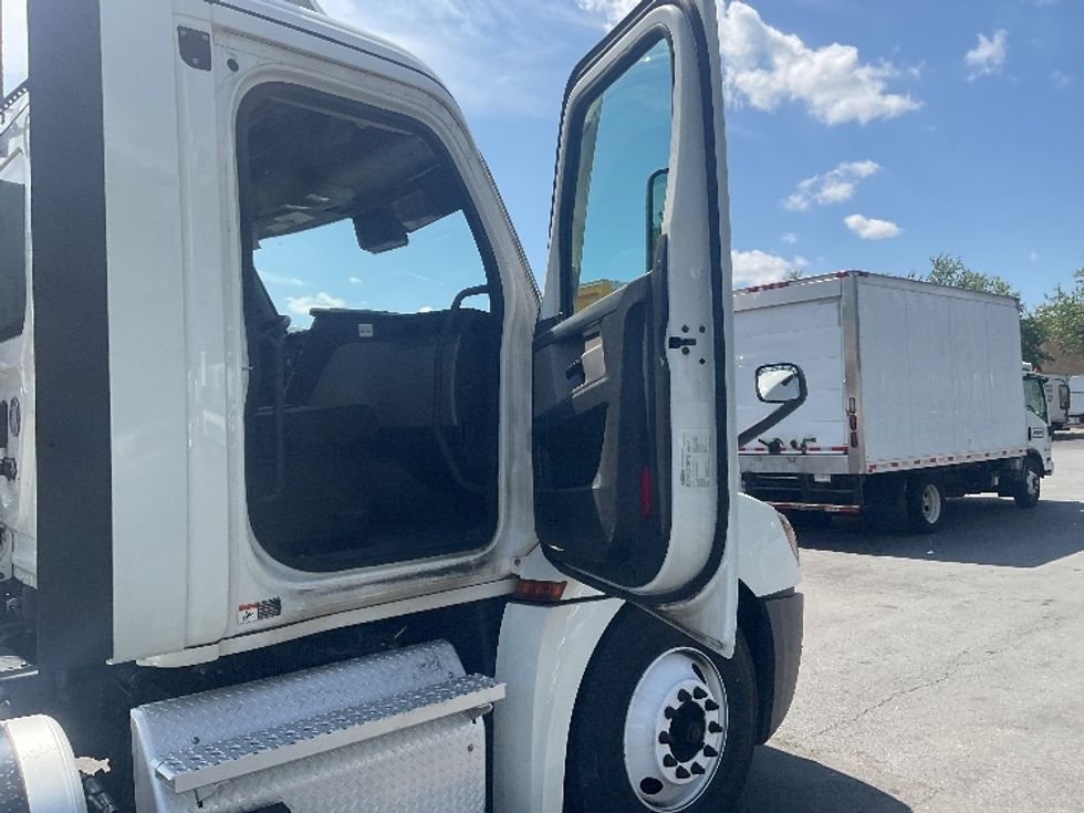 Day Cab Tractor-Heavy Duty Tractors-Freightliner-2021-T12664ST-Capitol Heights-MD-366,884\n\t\tmiles-$ 57,250 - Image 12