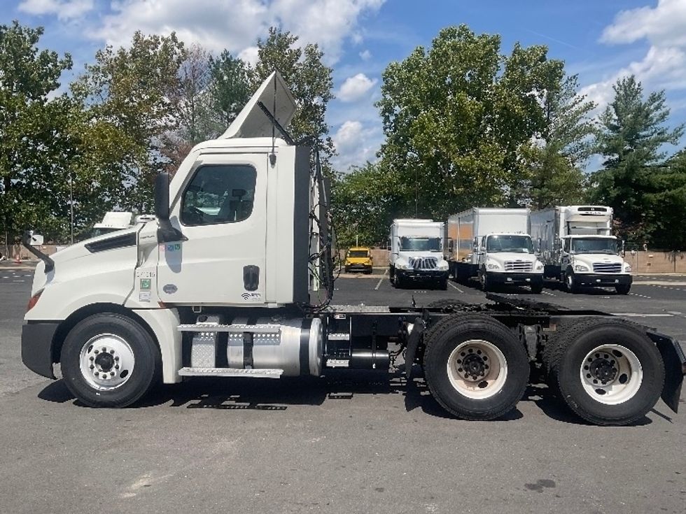 Day Cab Tractor-Heavy Duty Tractors-Freightliner-2021-T12664ST-Capitol Heights-MD-366,884\n\t\tmiles-$ 57,250 - Image 4