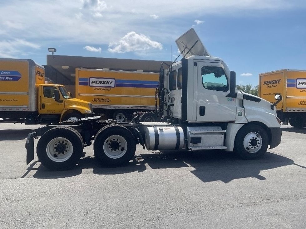 Day Cab Tractor-Heavy Duty Tractors-Freightliner-2021-T12664ST-Capitol Heights-MD-366,884\n\t\tmiles-$ 57,250 - Image 8