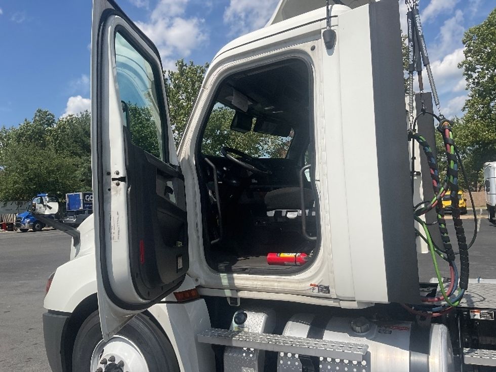 Day Cab Tractor-Heavy Duty Tractors-Freightliner-2021-T12664ST-Capitol Heights-MD-366,884\n\t\tmiles-$ 57,250 - Image 9
