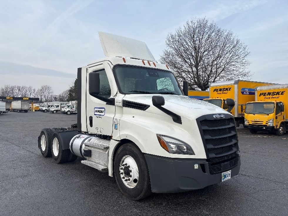 Day Cab Tractor-Heavy Duty Tractors-Freightliner-2021-T12664ST-Charlotte-NC-485,965\n\t\tmiles-$ 49,000 - Image 1